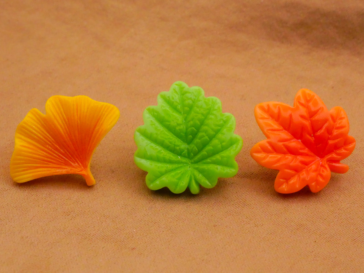 Fall Leaves Realistic Plastic Set of Three Buttons 15-19mm