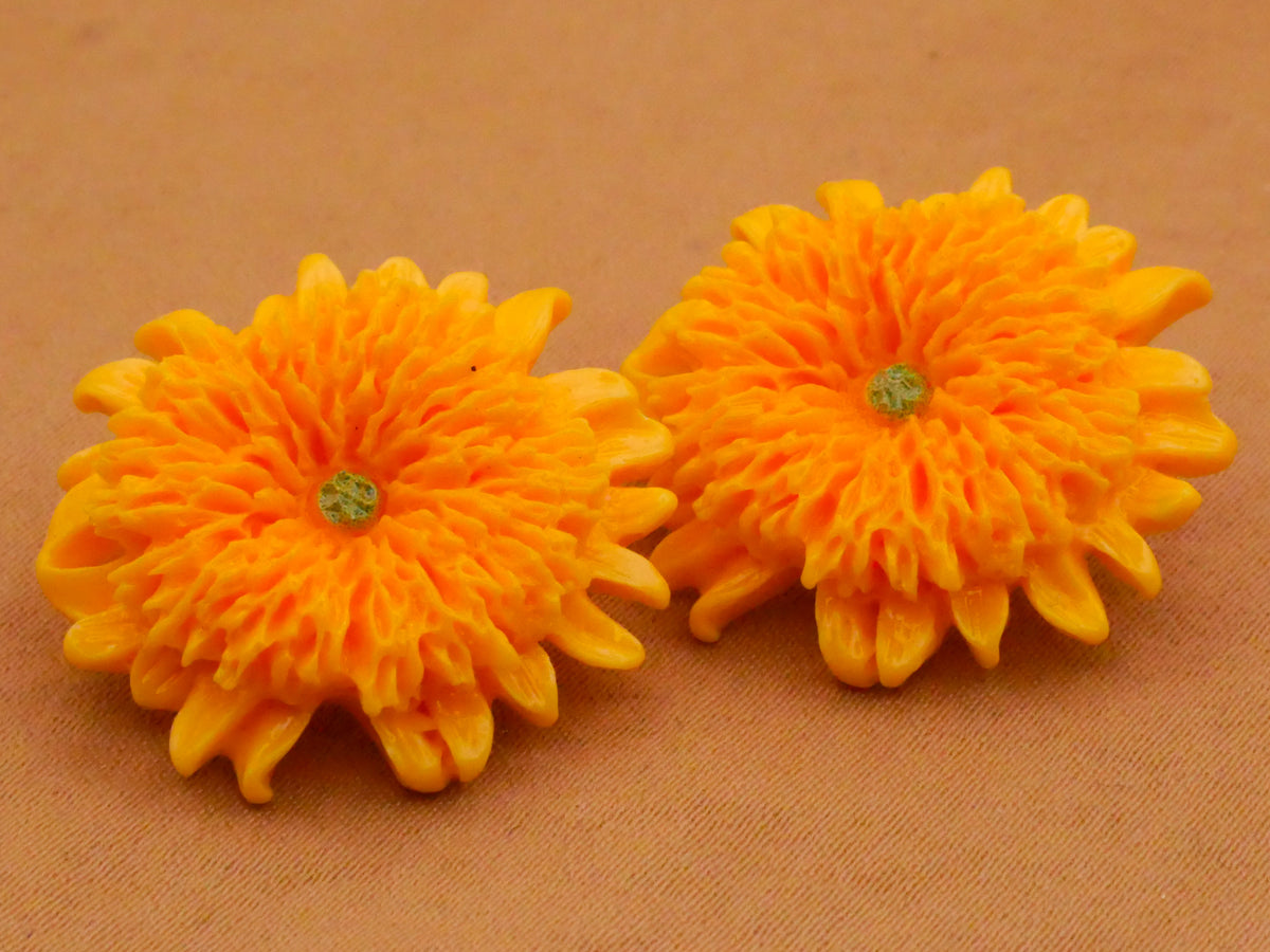 Chrysanthemum Realistic Flower Plastic Pair of Buttons 23x25mm