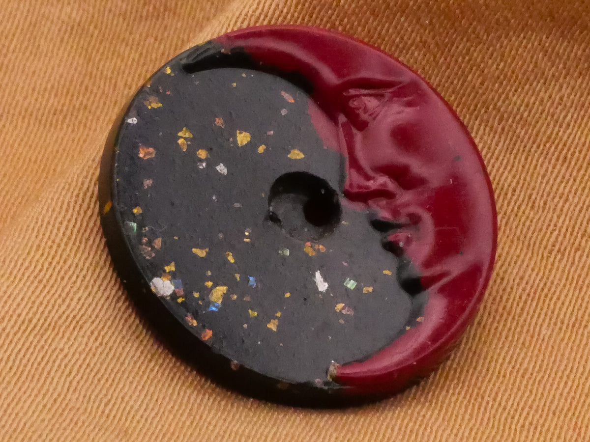 Man on the Moon Burgundy Wine Speckled Composition Button 18mm