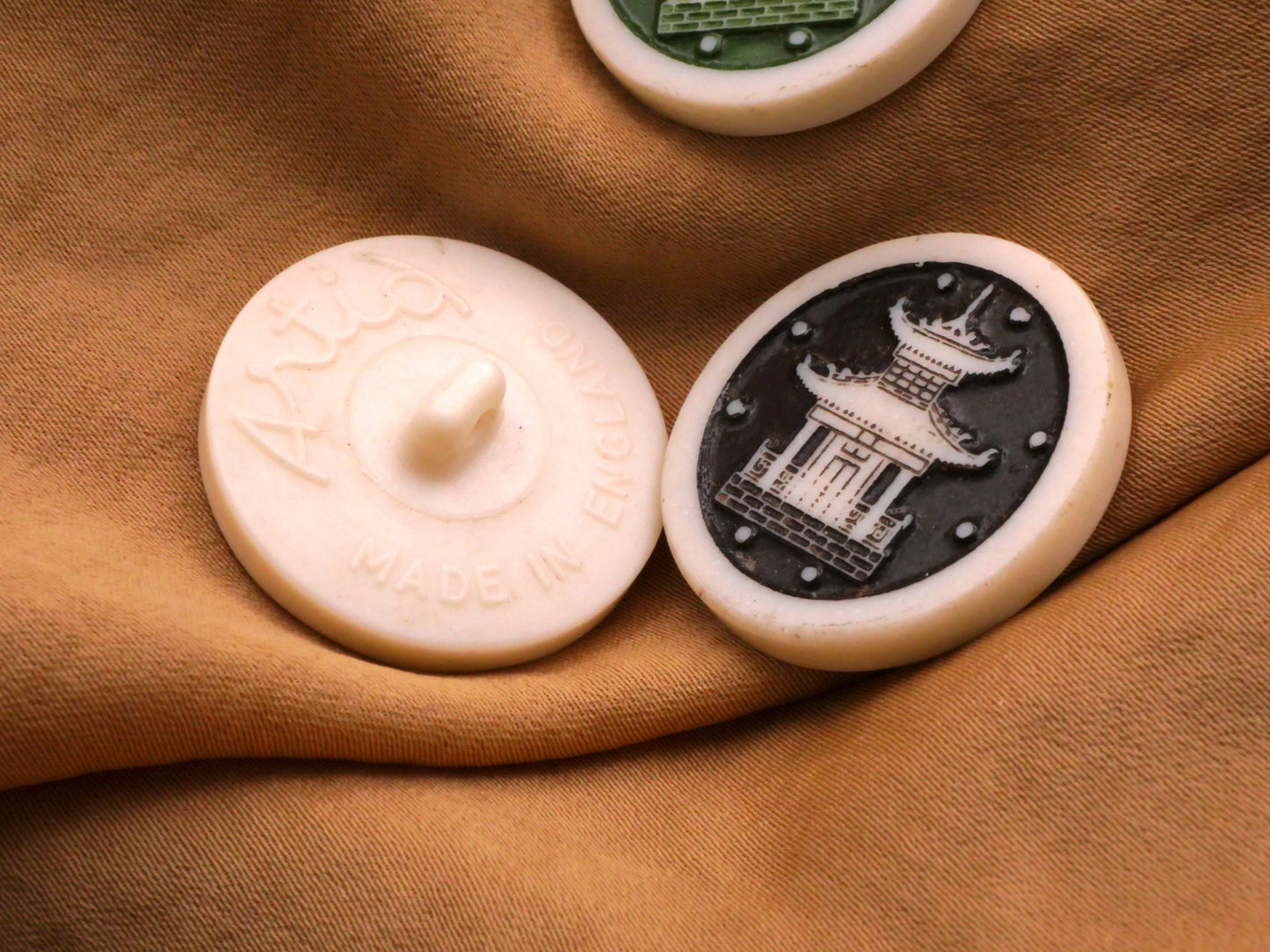 Pagoda Artid England Amino Plastic Button 25mm