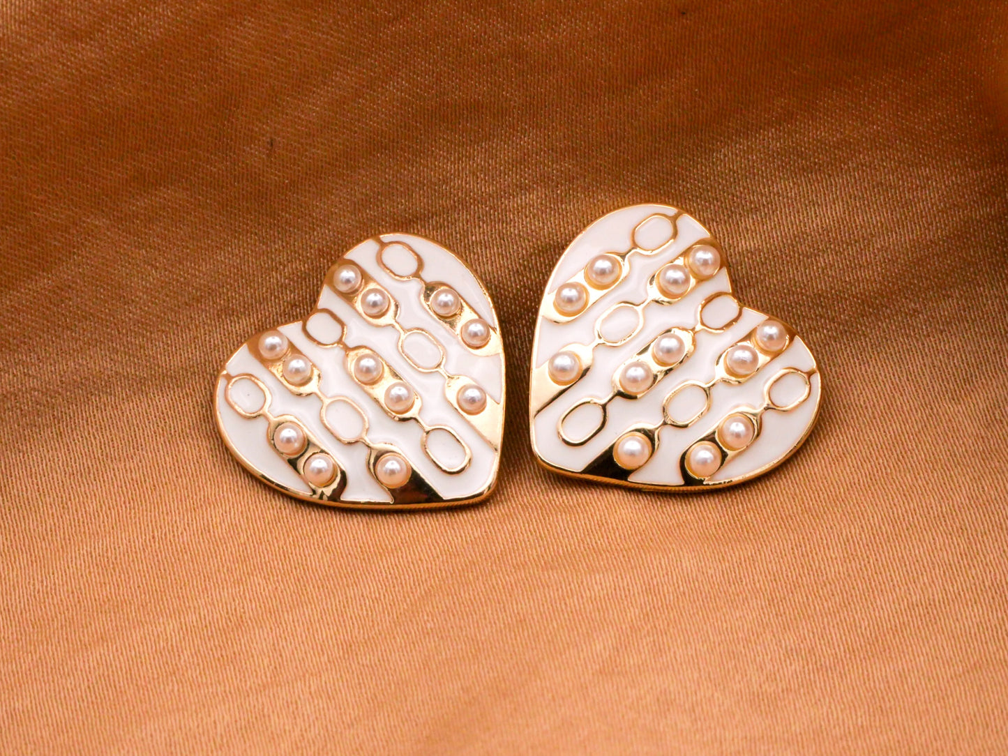 Heart Chains Pearls White Enamel Button 19x20mm