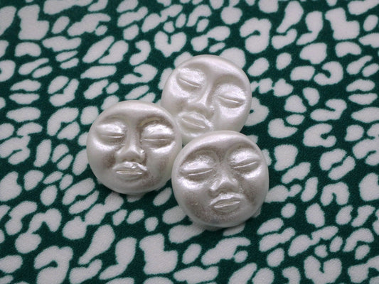 Pearlized Plastic White Moon Face Button 17mm