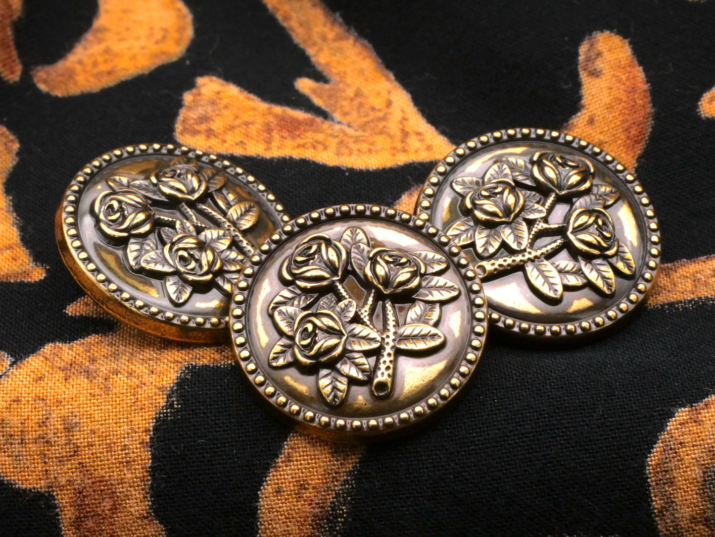 Roses Trio Button Bronze Colored Metal 23mm