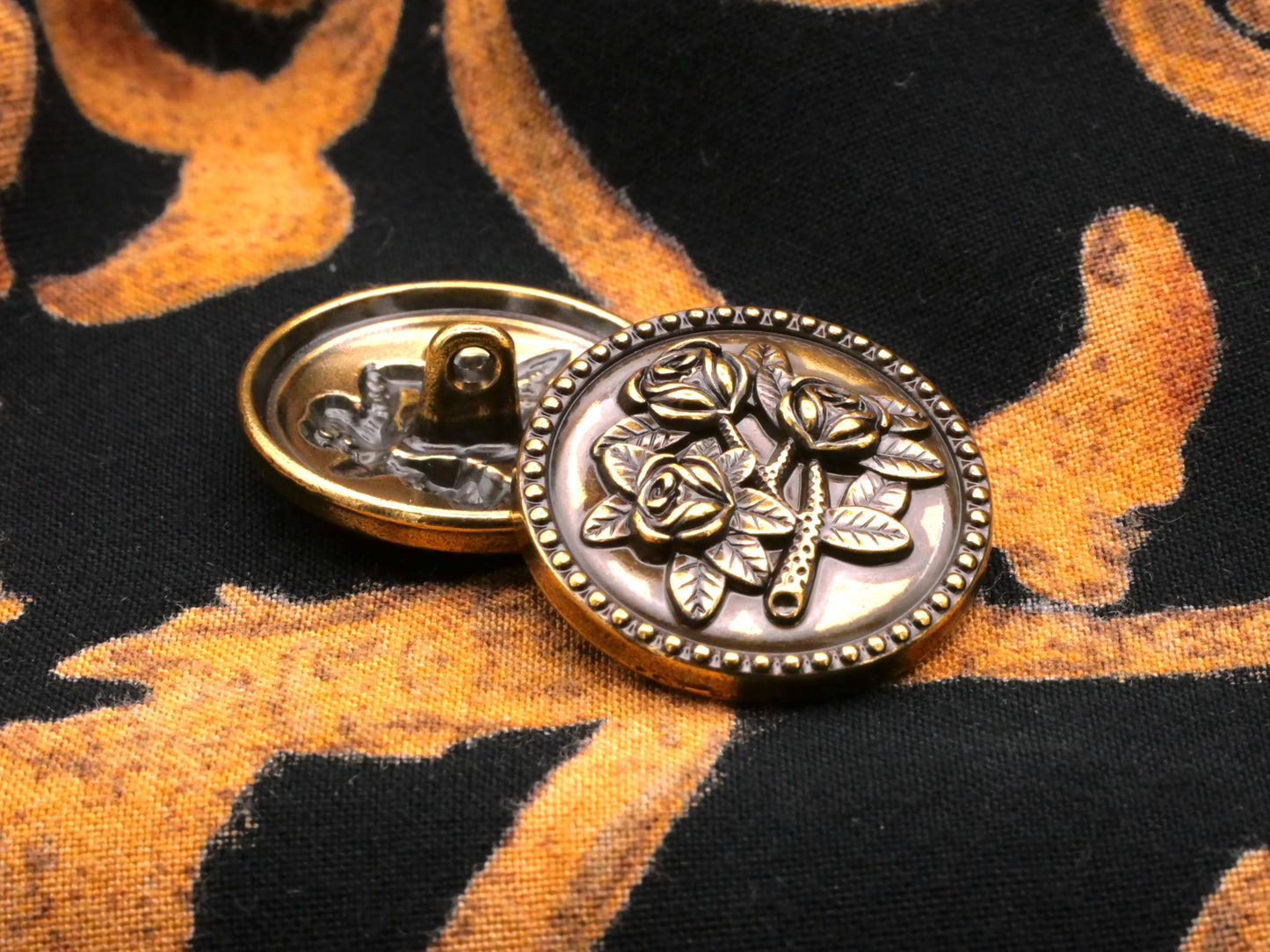 Roses Trio Button Bronze Colored Metal 23mm