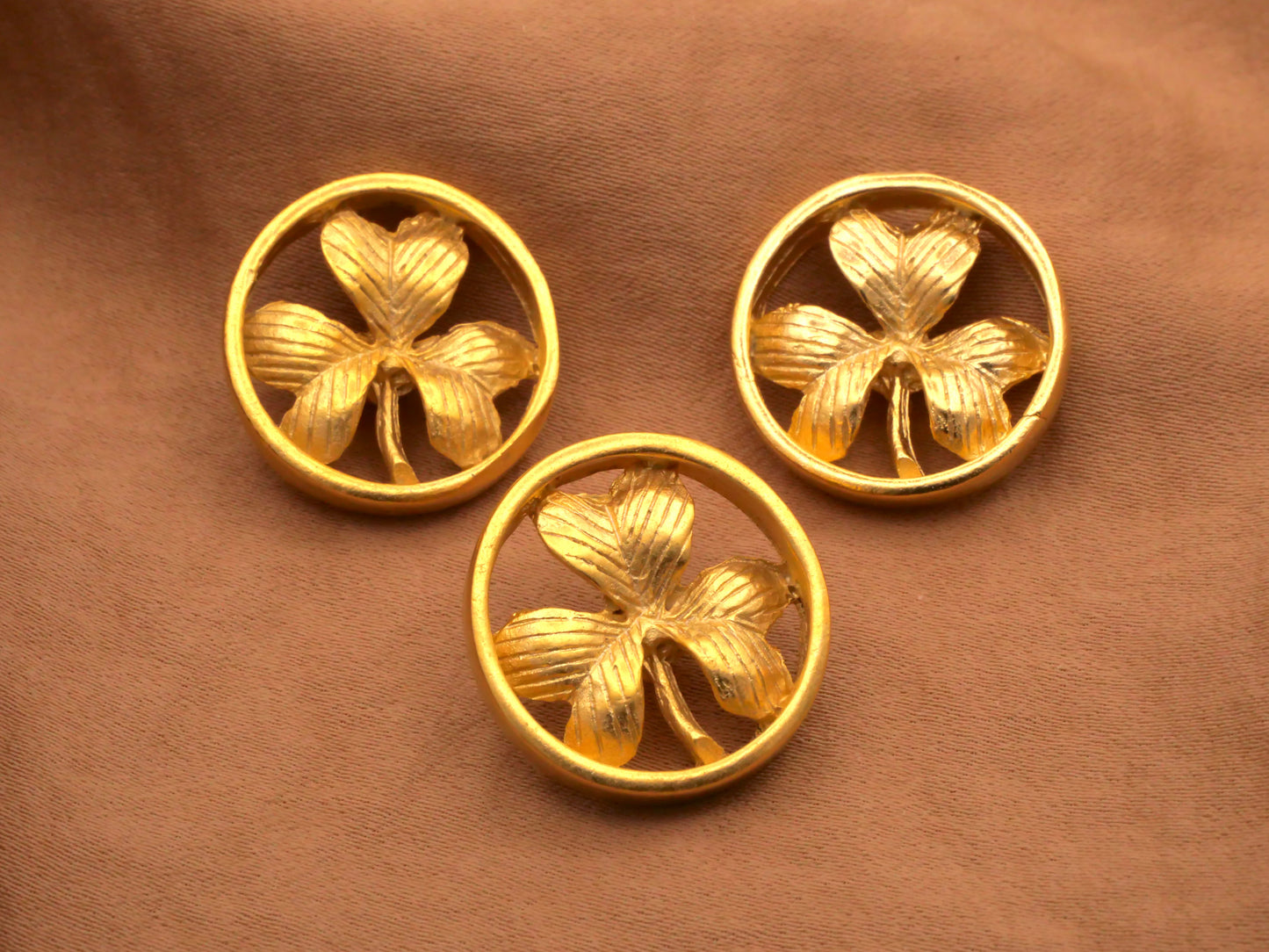 Shamrock Gold Metal Pierced Look Vintage Clover Button 20mm